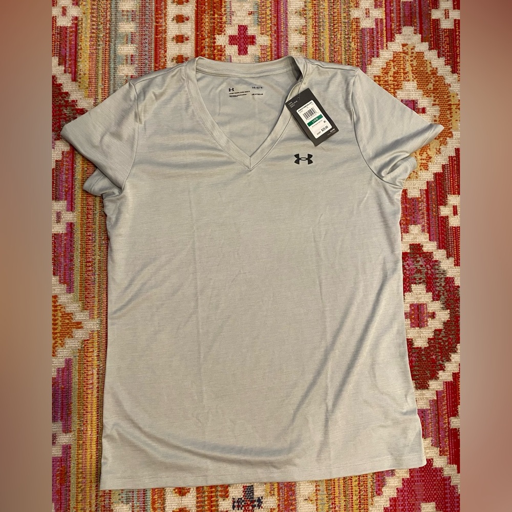 NWT Under Armour Heatgear Loose Fit Light Gray V-Neck Tee